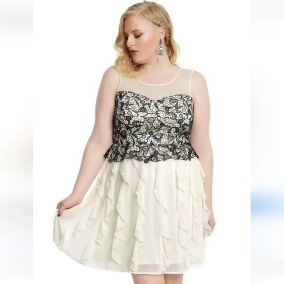 Harry Potter Lace Black Ivory Ruffle Gown size 16 Deathly Hollows Formal - Picture 1 of 8